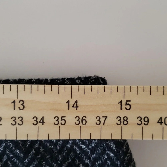 Express Stretch Mini Skirt Pencil Herringbone Gray Black Sz. Medium - Picture 7 of 8